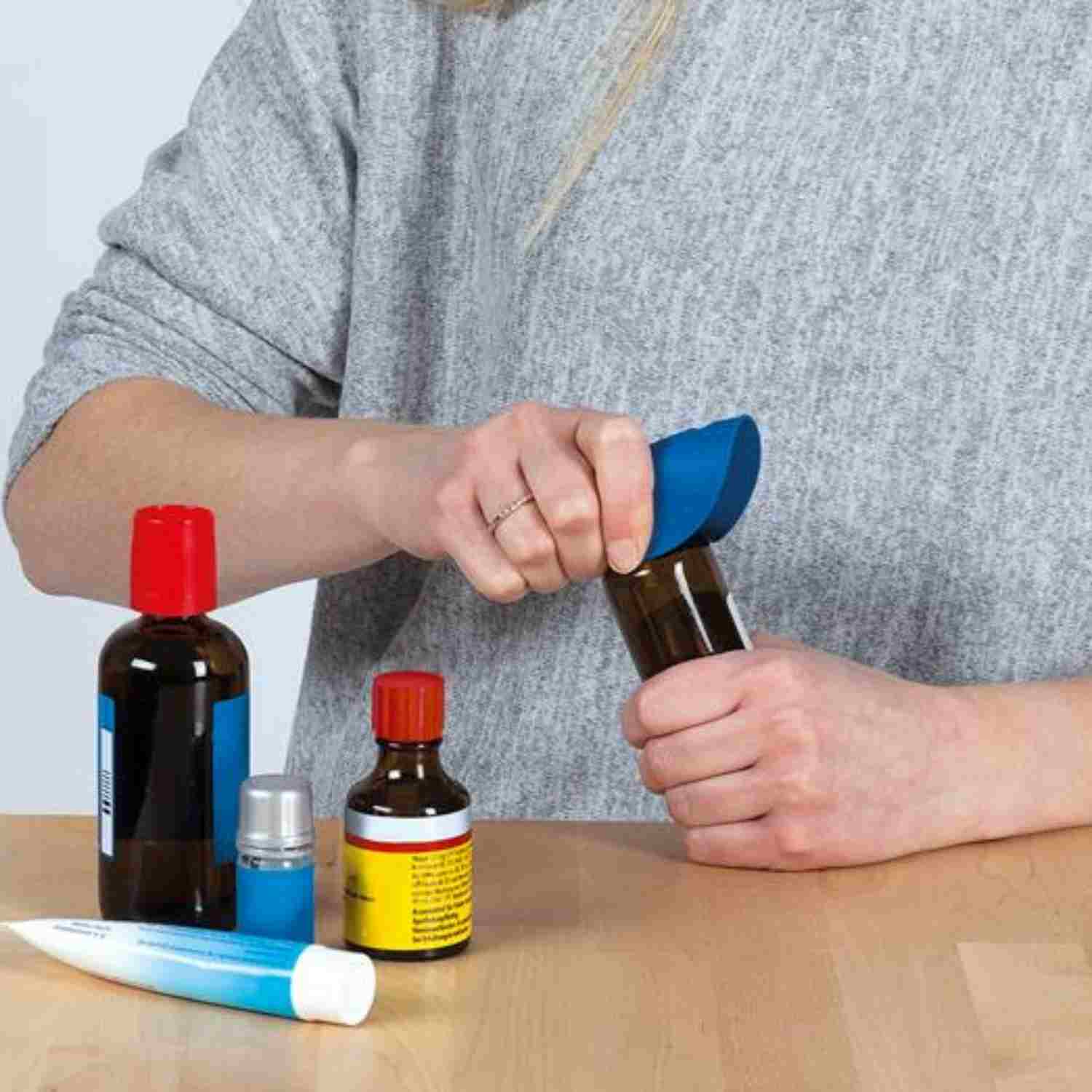 Die Öffnerhilfe "easy-switch" für Senioren & jeden Haushalt, mit Aufhängeloch - blau